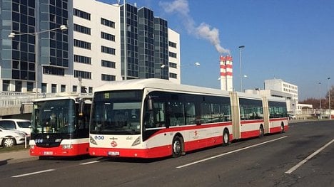 Náhledový obrázek - Dopravní podnik vyslal do ulic obří autobus. Má ulehčit dopravě na letiště