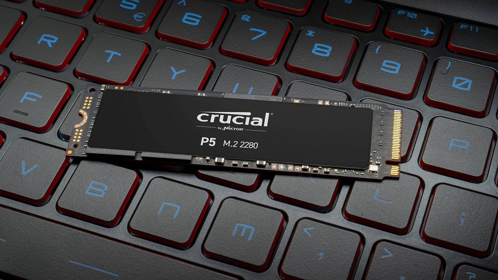 2020-04-Crucial-P5-NVMe-SSD-M-2-modul-notebook-klavesnice-ilustr