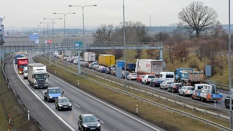 Náhledový obrázek - Na českých silnicích přibylo aut. Nejvíce na D1 a D5