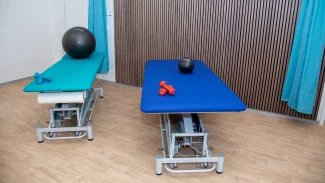 Tělocvična pro rehabilitaci s dvěma lehátky, balóny a činkami