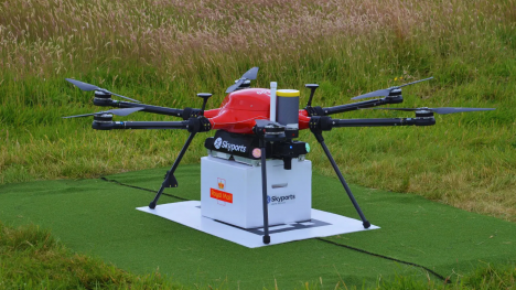 Náhledový obrázek - Pošta už letí! Na odlehlých britských ostrovech nově doručuje dopisy i balíčky dron, celou službu to má výrazně zrychlit