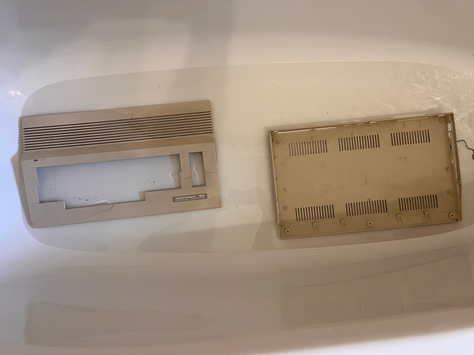 Prvotní čištění plastů počítače C64.