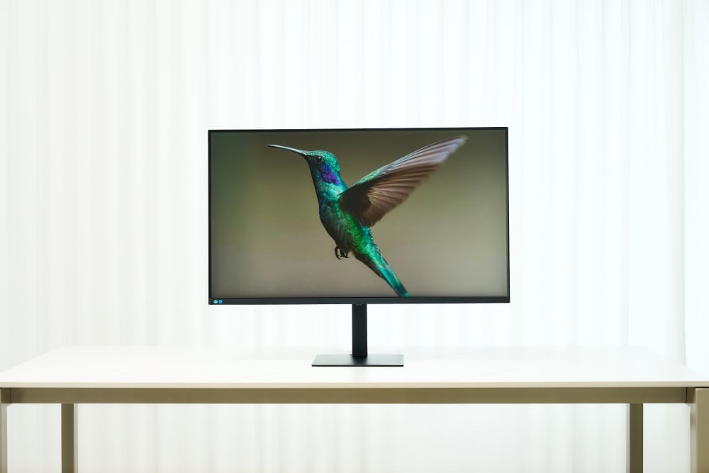 4K monitory Samsung řady ViewFinity S8. Vpravo model s úhlopříčkou 32 palců, vlevo 37 palců