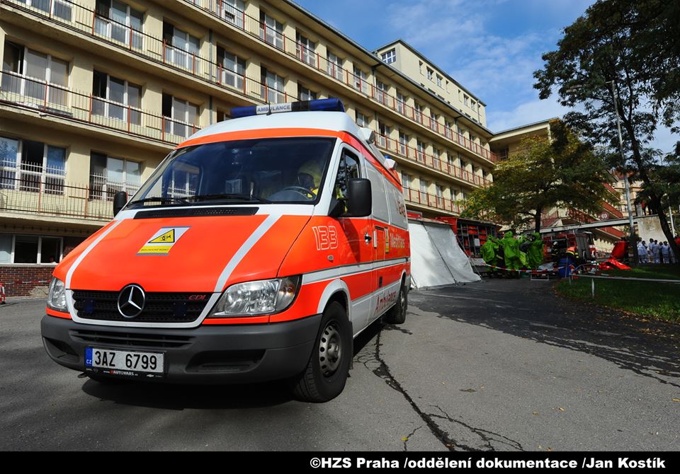 Lidé s příznaky eboly musí být dopraveni do nemocnice