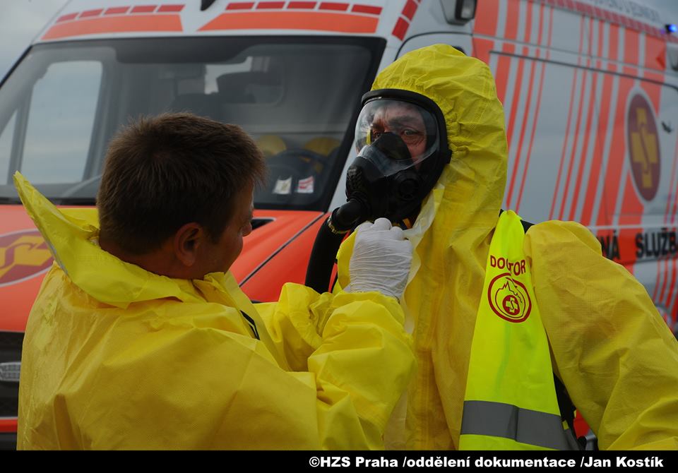 Lidé s příznaky eboly musí být dopraveni do nemocnice