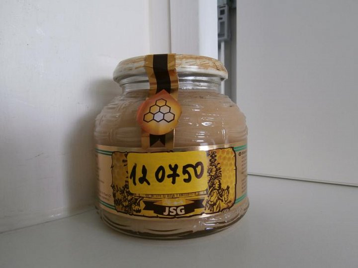 Do medu bylo přidáno barvivo amoniak - sulfitový karamel. Přidávání barviv ani jiných přídatných látek do medu není povoleno. Dále byl v medu stanoven enzym, který není v medu přirozeně přítomný, což ukazuje na přidání jiných látek do medu. Výrobce: JSG med a.s., Plzeň