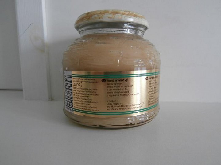 Do medu bylo přidáno barvivo amoniak - sulfitový karamel. Přidávání barviv ani jiných přídatných látek do medu není povoleno. Dále byl v medu stanoven enzym, který není v medu přirozeně přítomný, což ukazuje na přidání jiných látek do medu. Výrobce: JSG med a.s., Plzeň