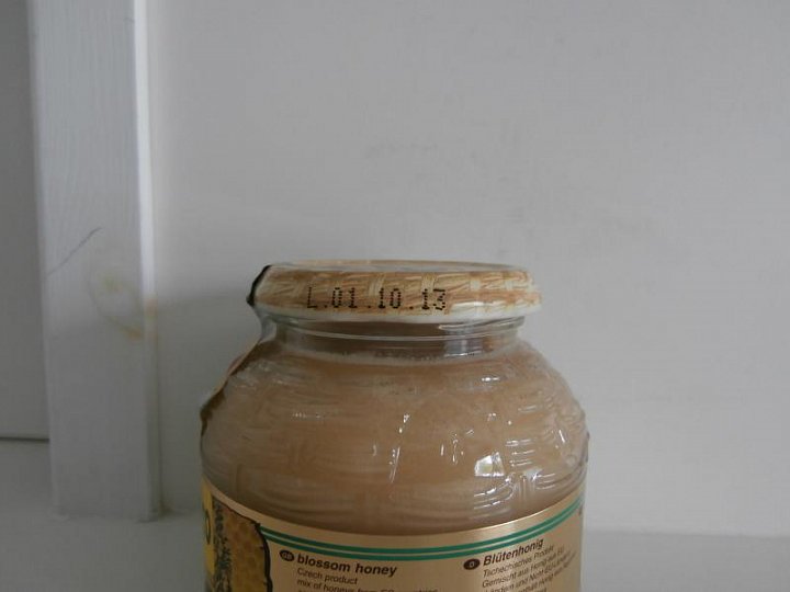 Do medu bylo přidáno barvivo amoniak - sulfitový karamel. Přidávání barviv ani jiných přídatných látek do medu není povoleno. Dále byl v medu stanoven enzym, který není v medu přirozeně přítomný, což ukazuje na přidání jiných látek do medu. Výrobce: JSG med a.s., Plzeň