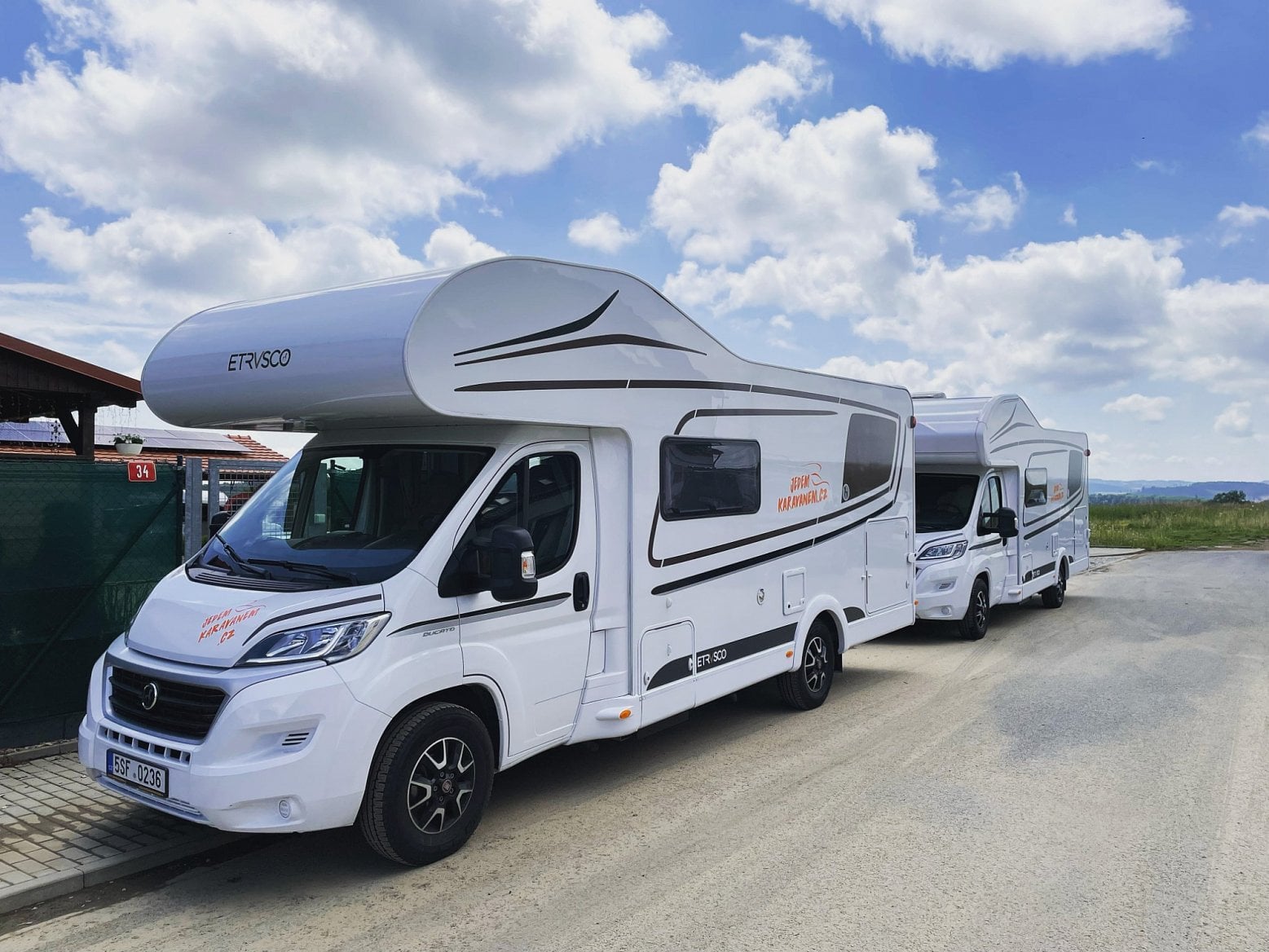 Obytné vozy a karavany jsou hitem. Takové si můžete půjčit