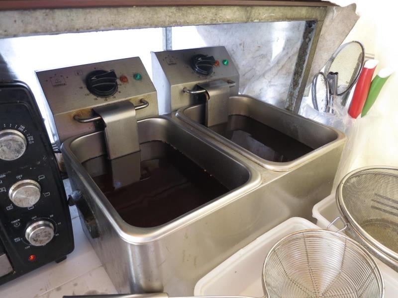 Nebezpečné potraviny - použité fritovací oleje měly nevyhovující parametry (vzhled, konzistence, vůně, chuť) v 16 případech: Sun Food Asijské bistro Plzeň, restaurace JIŘÍ NOVÝ Klatovy, OBČERSTVENÍ RYO Jablonec nad Nisou, Istambul Kebab Klatovy, Rychlé občerstvení KIYI Plzeň, restaurace Coyote Liberec, restaurace Stará Škola Chudenice, rychlé občerstvení Pulli delivery Brno, Pizza & Burger COOL Turnov, Kebab House Dačice, rychlé občerstvení SANTEX Praha, ALADIN KEBAB České Budějovice, Kebab House Nové Město na Moravě, ASIA POINT - stánek na trhu Tylovo náměstí, Praha