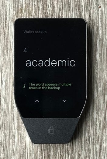 Autor: Tomáš Krause, podle licence: <a href="https://creativecommons.org/publicdomain/mark/1.0/deed.en">Public Domain</a> Trezor Safe 7 - seed