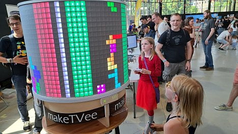 Náhledový obrázek - Naše tiskárny tiskly rekvizity do velkého seriálu v USA, říká Průša. Festivalu Maker Faire letos vládly 3D tisk a robotika