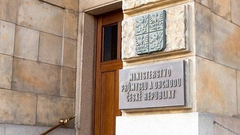 Náhledový obrázek - Tři úředníci z ministerstva průmyslu byli obžalováni, měli způsobit škodu 4,5 miliardy