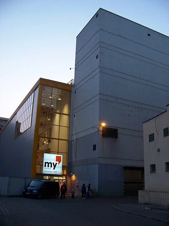 Věž nákladních výtahů v pohledu od Charvátovy ulice, březen 2011