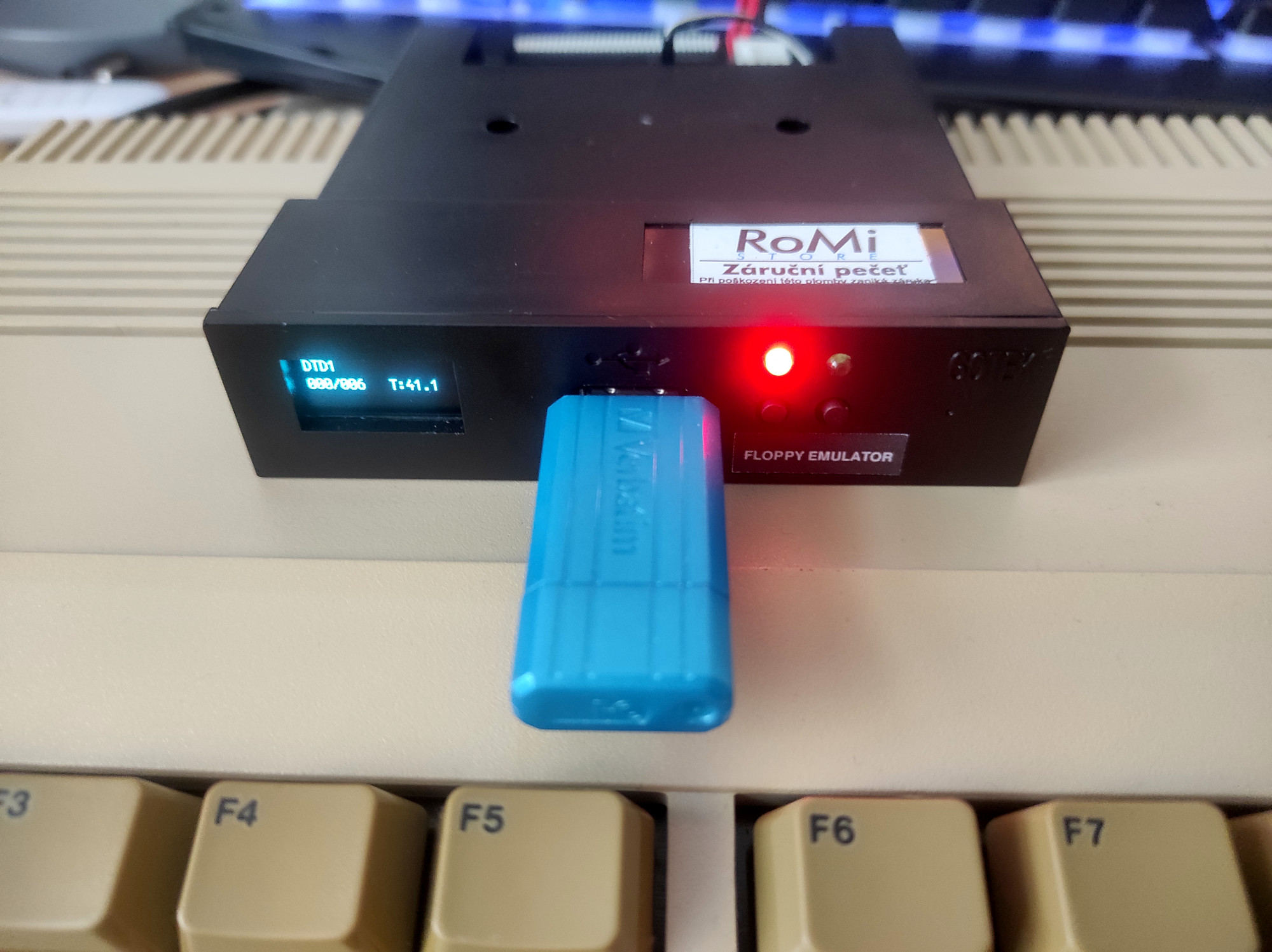 Na obrázku tu máme emulátor disketové mechaniky GoTek s vloženým USB a nahraným obrazem.