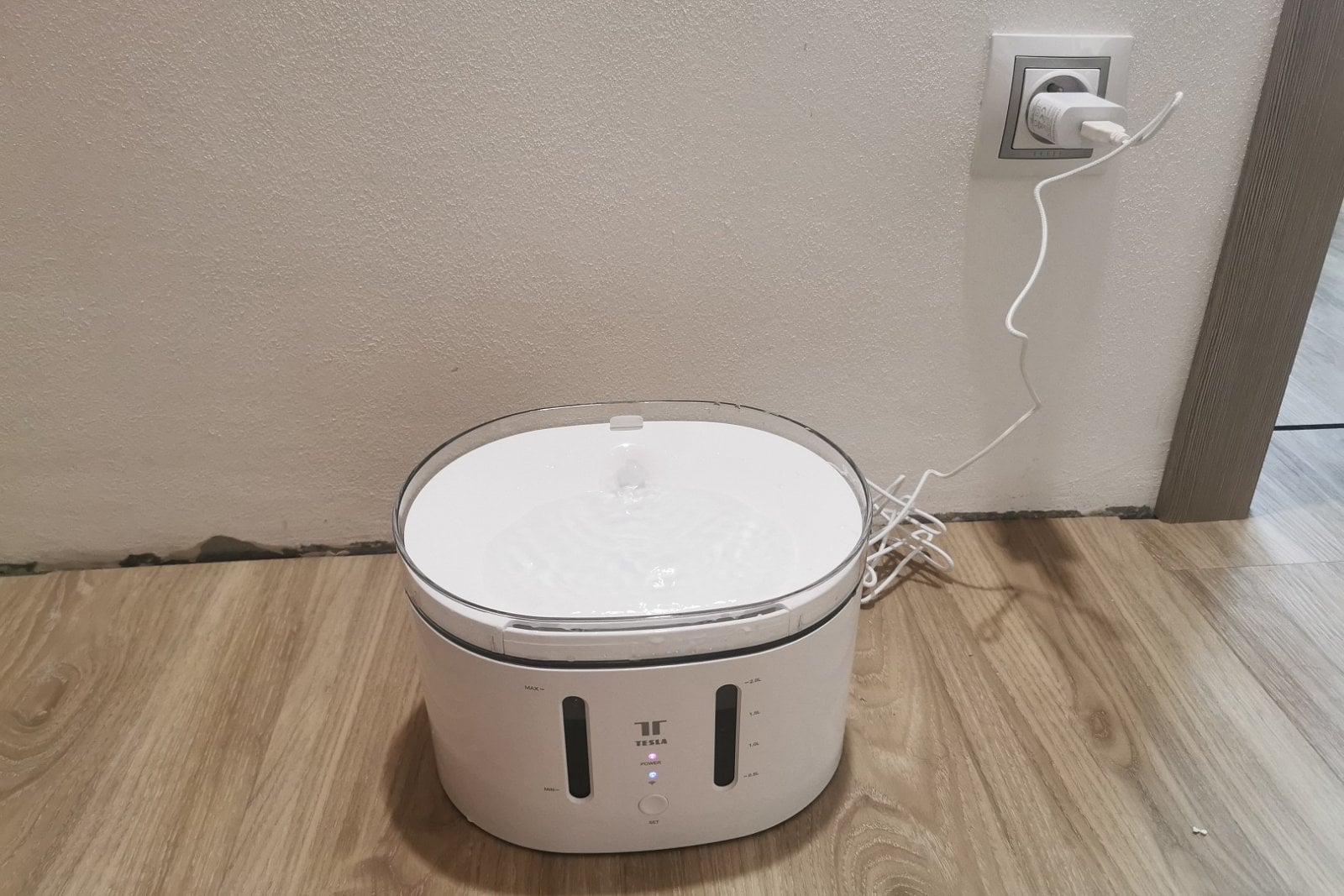 2021-07-Tesla-Smart-Pet-Fountain-recenze5.jpg