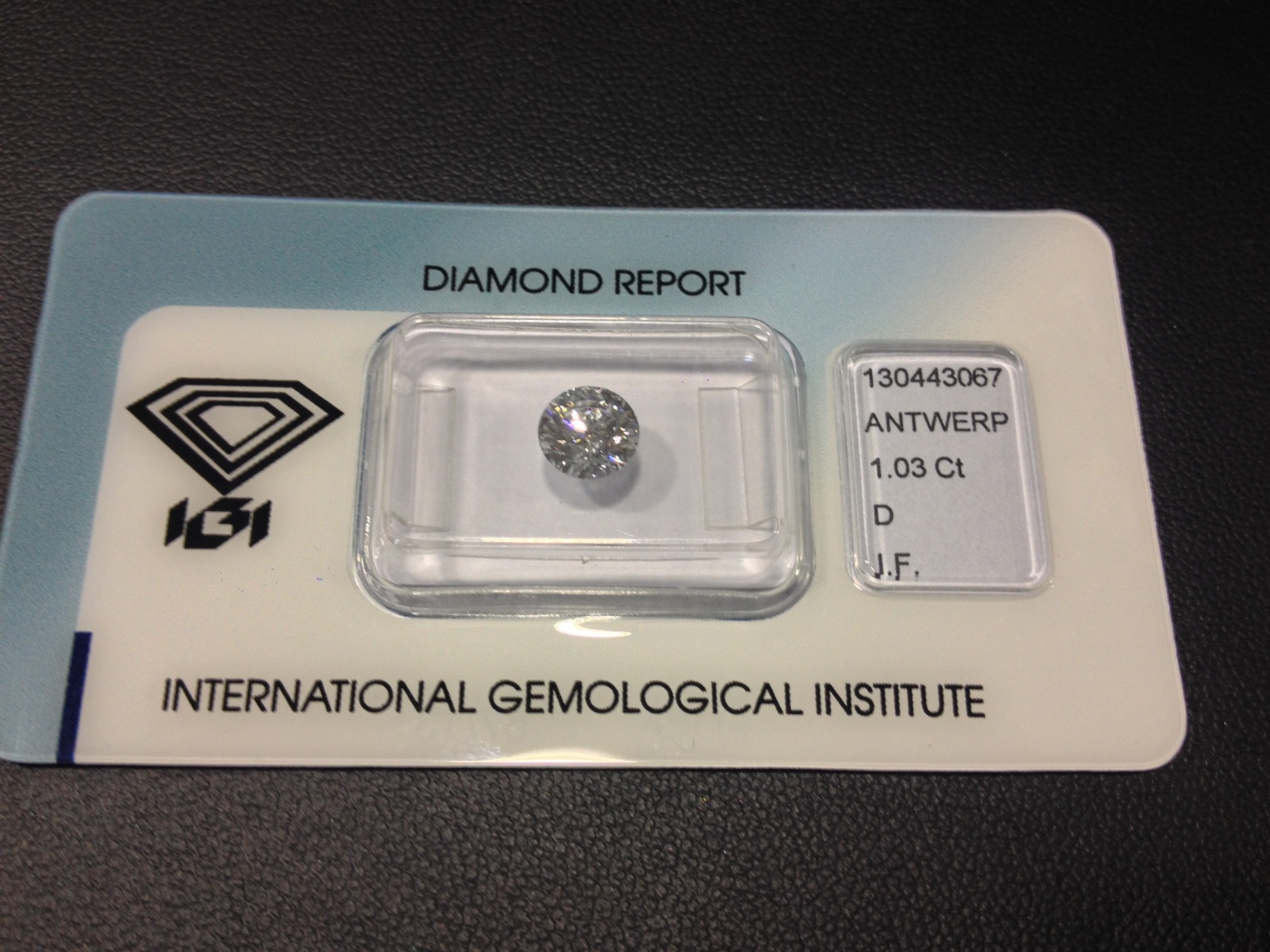 Investiční diamant nejvyšší kvality. Hmotnost 1,03 karátů, cena 591 000 Kč (bez DPH). Barva D Exceptional white+, čistota IF
