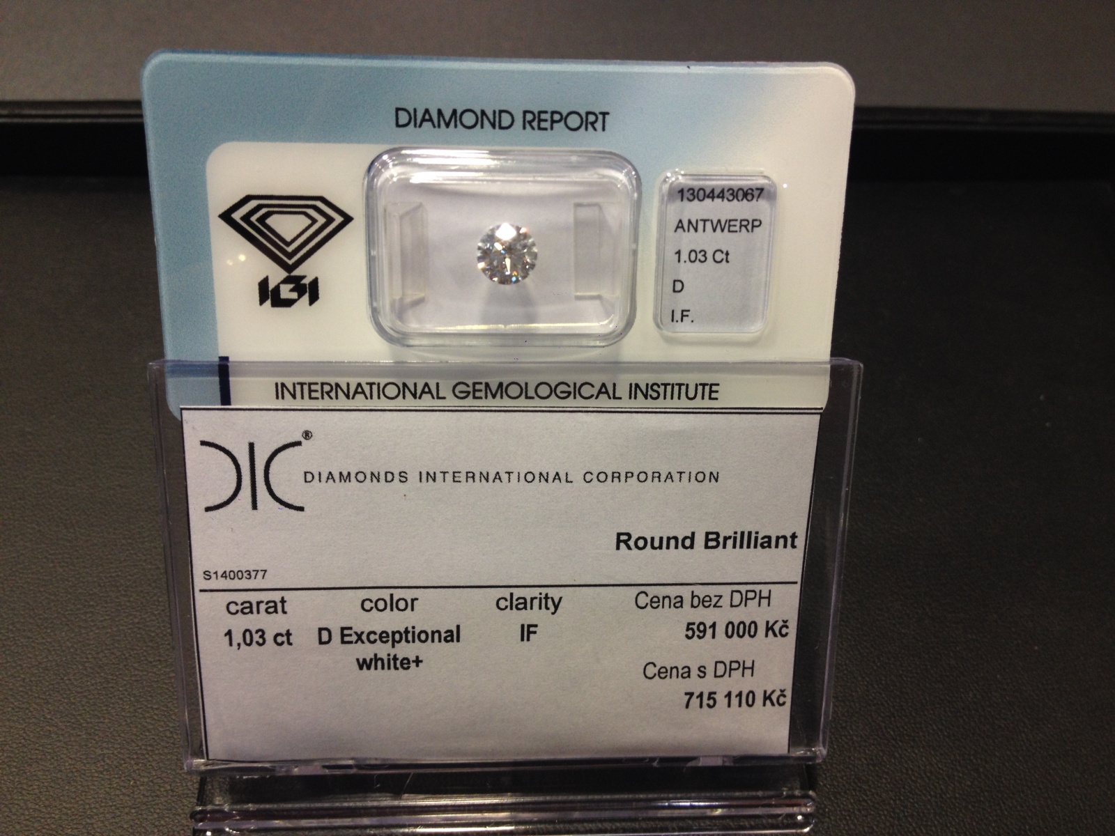 Investiční diamant nejvyšší kvality. Hmotnost 1,03 karátů, cena 591 000 Kč (bez DPH). Barva D Exceptional white+, čistota IF