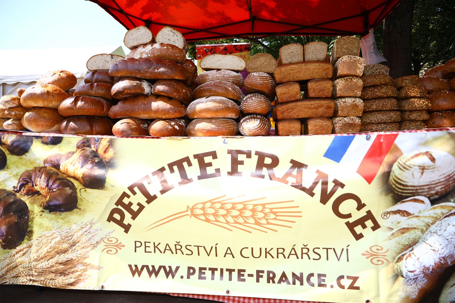 V létě se na řadě míst konají trhy. Nabídka je pestrá