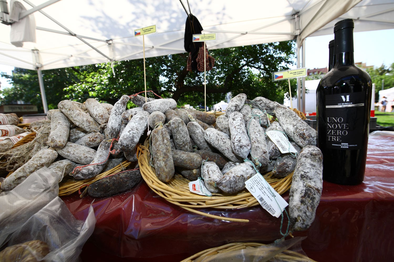 Uzeniny a víno, ideální kombinace. Na trzích pořídíte obojí ve výborné kvalitě.