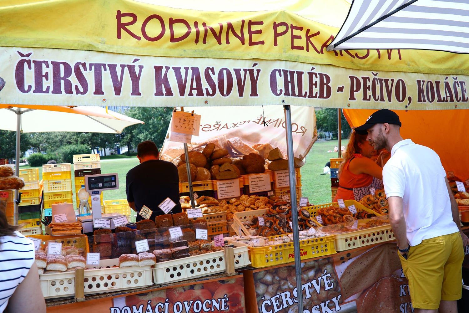 V létě se na řadě míst konají trhy. Nabídka je pestrá