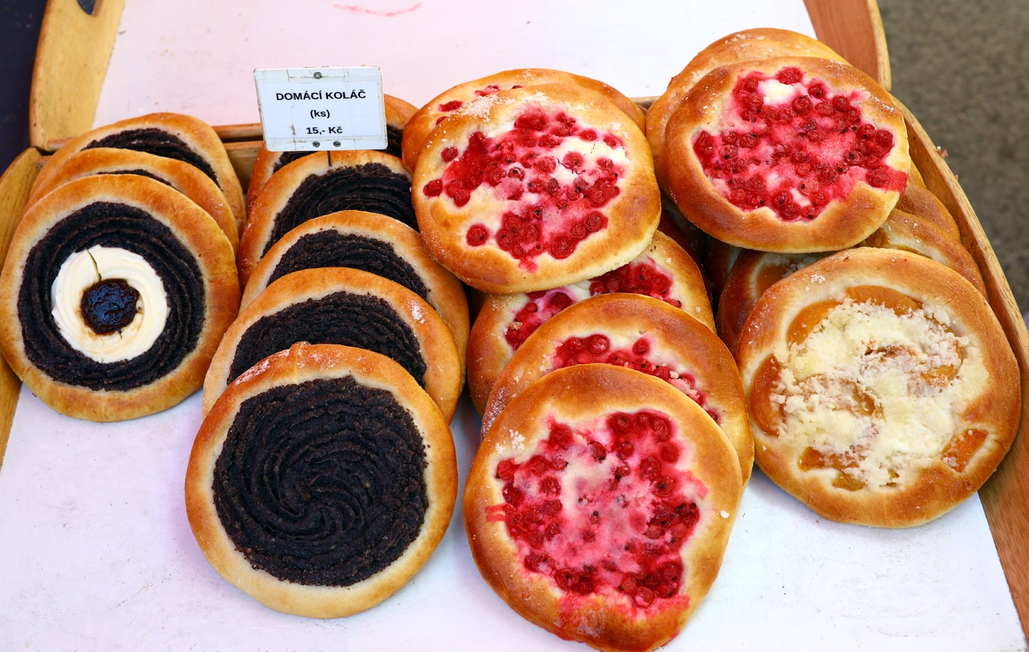 V létě se na řadě míst konají trhy. Nabídka je pestrá