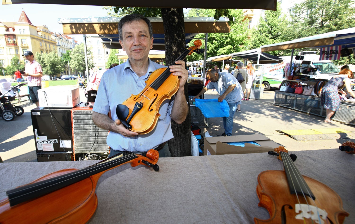 Nejen potraviny nakoupíte na trzích, na některých potkáte také "prodejce umění".