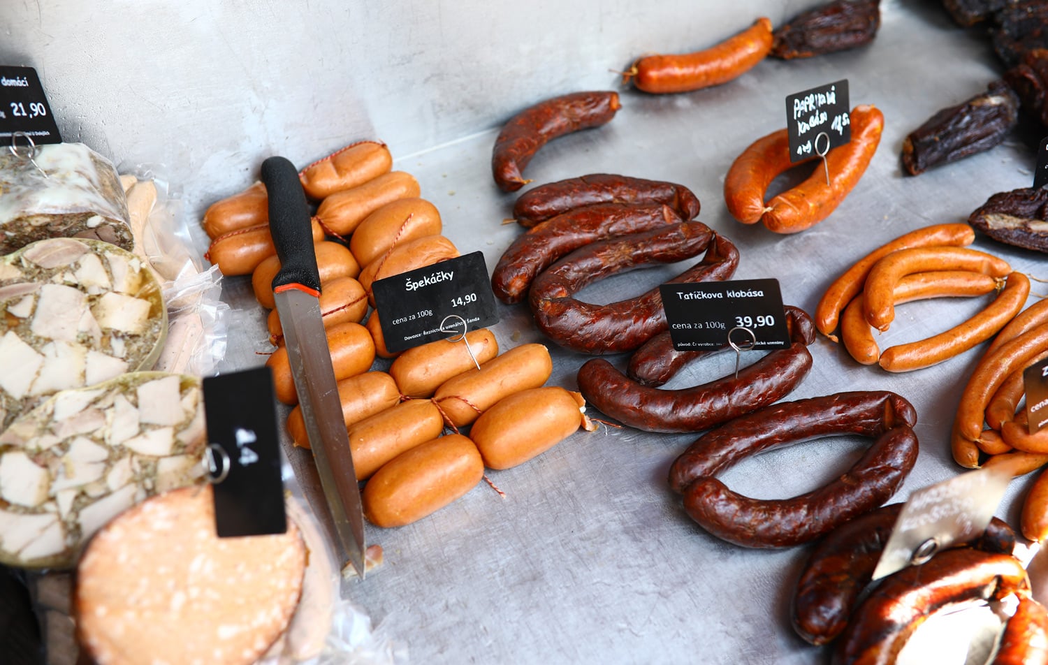 Na trzích koupíte taky uzeniny.