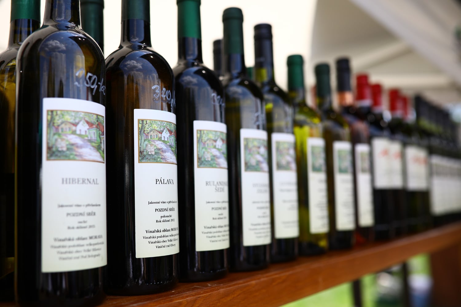 Na trzích nechybí ani prodejci vína.