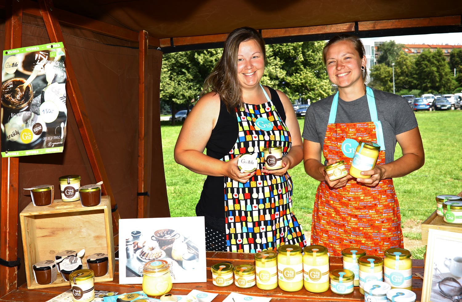 Vysmáté trhovkyně s nabídkou medu.