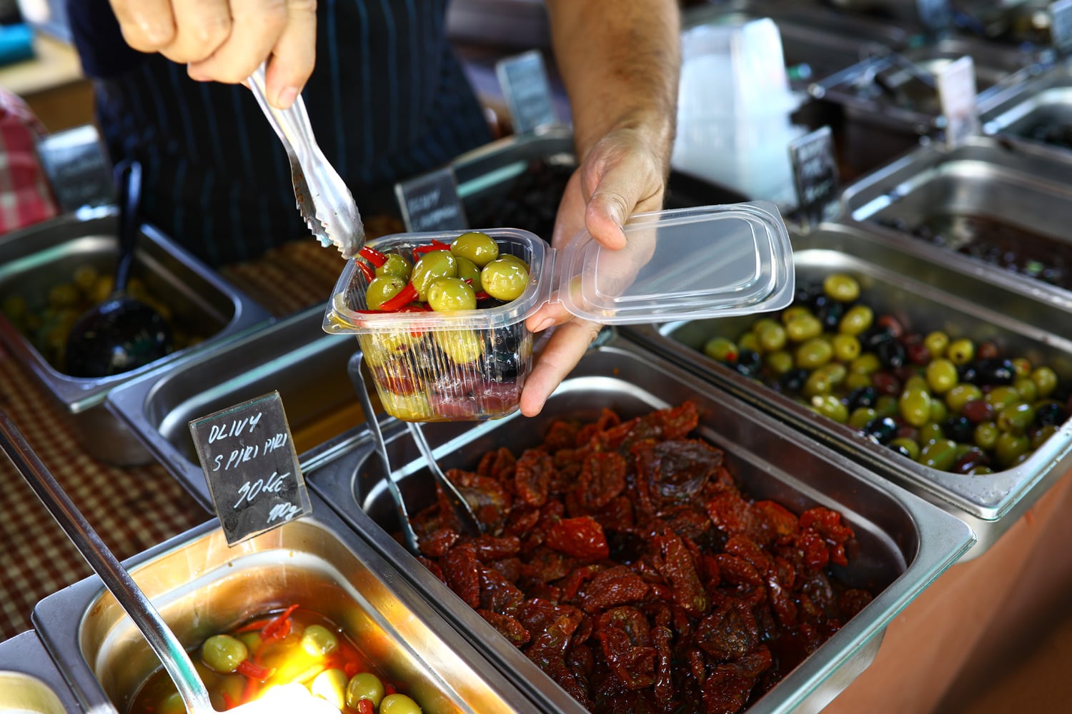 Olivy a sušená rajčata nesmí chybět.