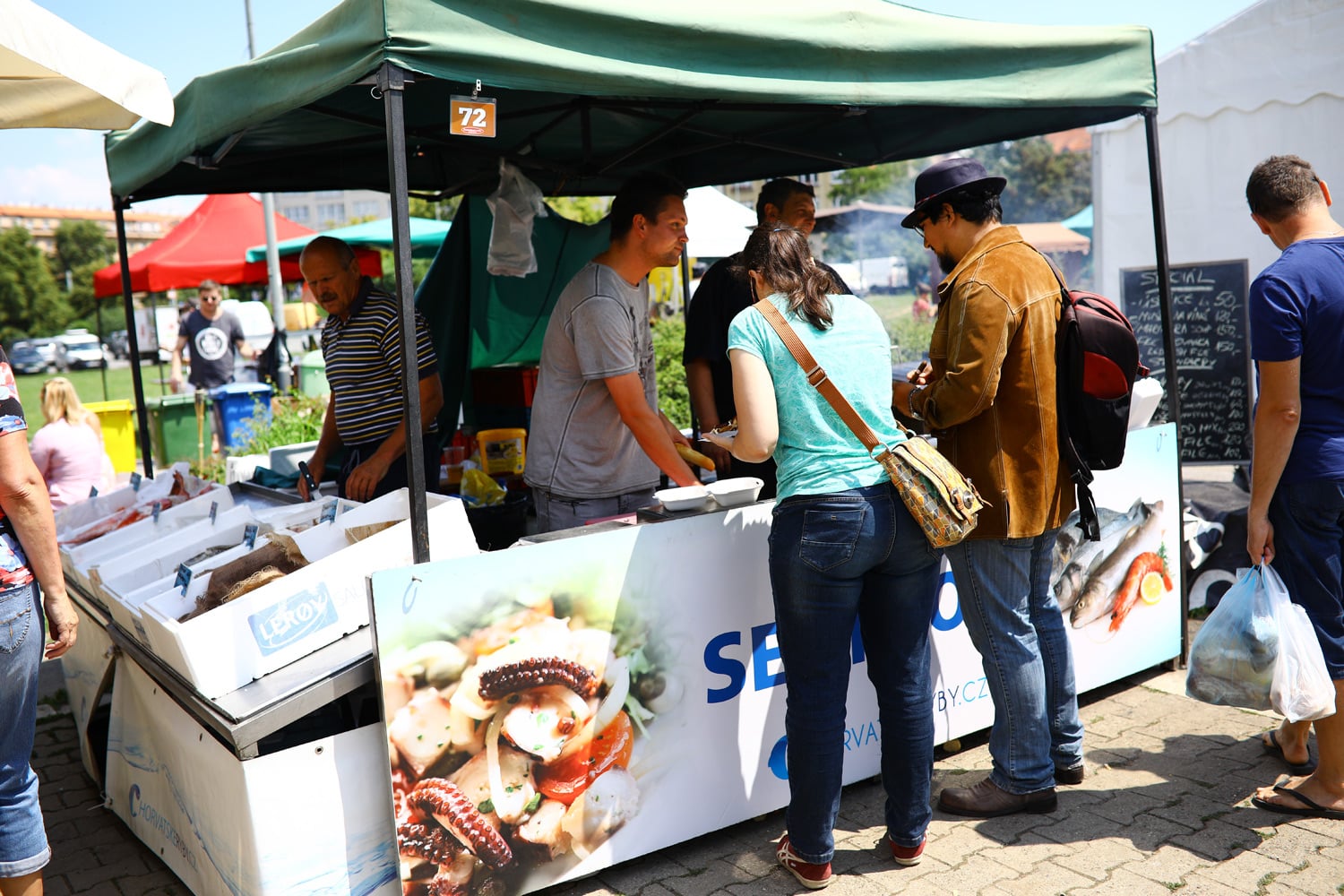V létě se na řadě míst konají trhy. Nabídka je pestrá