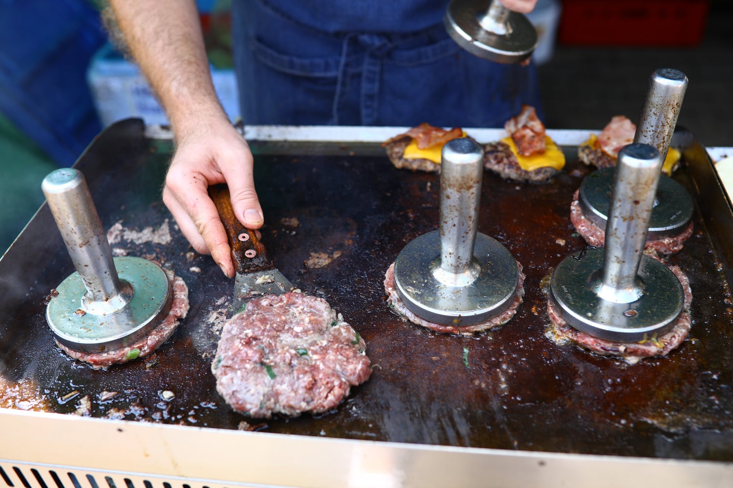 Příprava masa přímo před očima zákazníka.