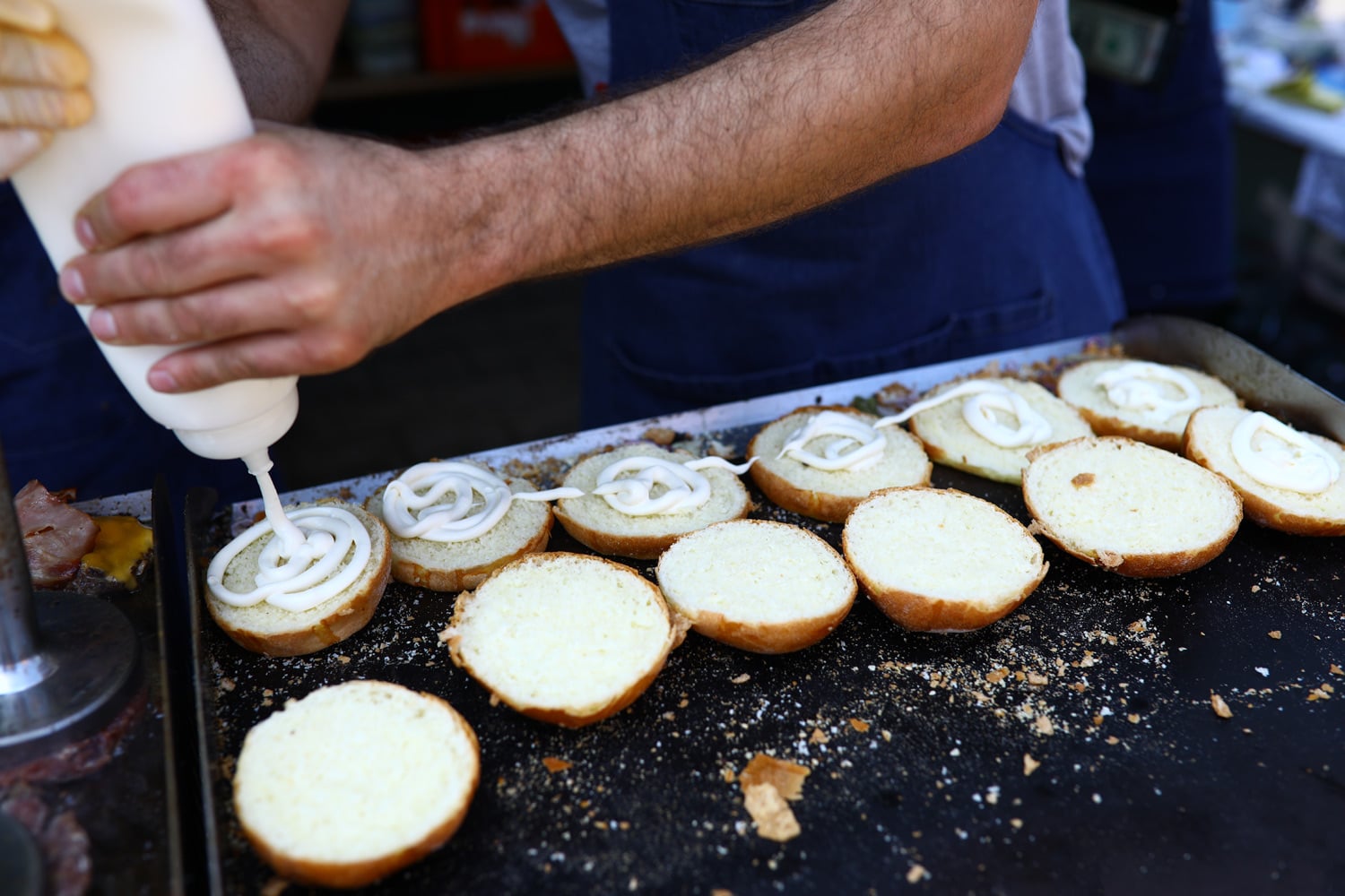 Prodejci připravují jídlo přímo před vámi.