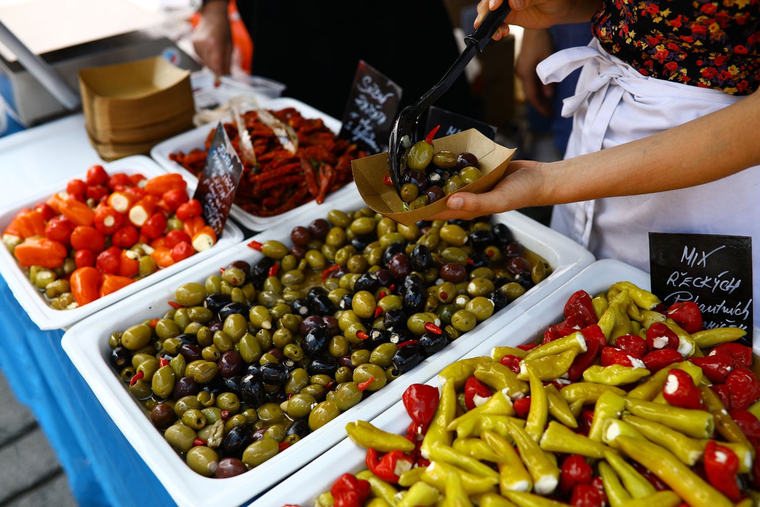 Nakládaná zelenina se stala nedílnou součástí nabídky.