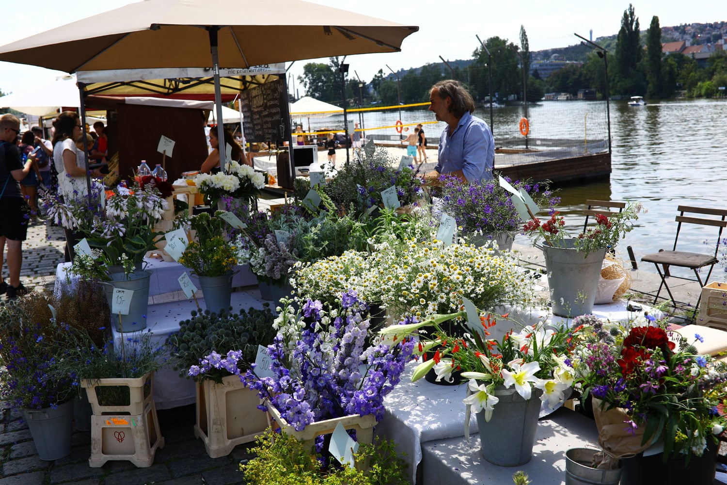 Na trzích se prodávají i květiny.