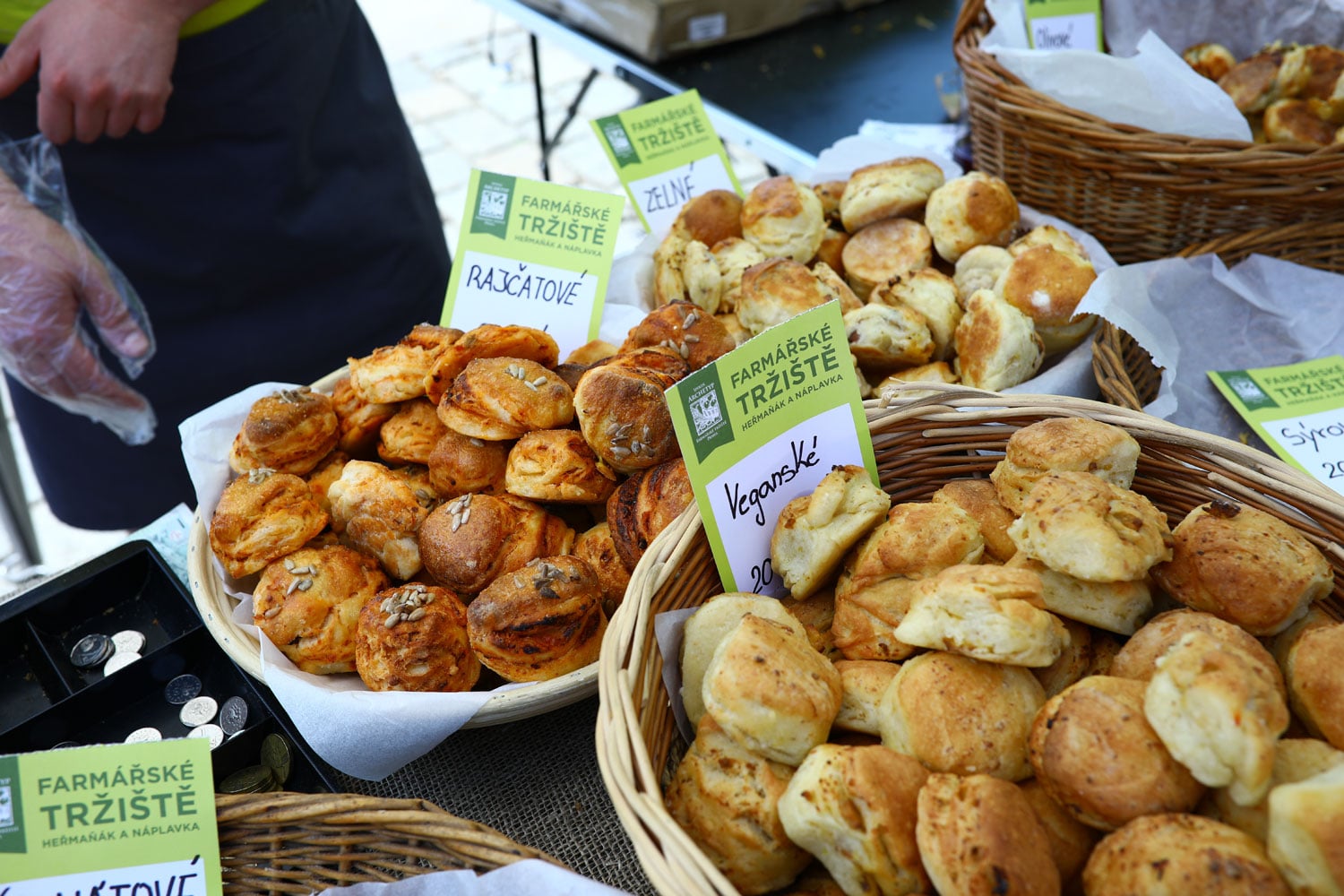 Pečivo různých tvarů a chutí