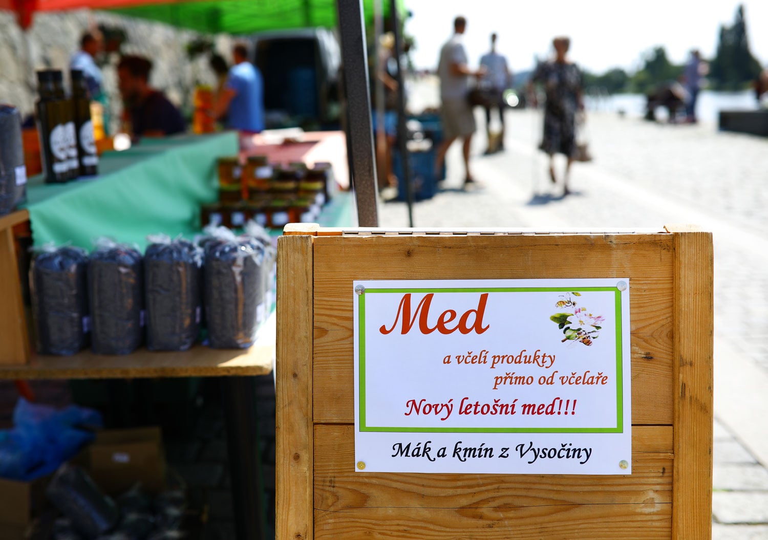 Trhy nabízí i med.