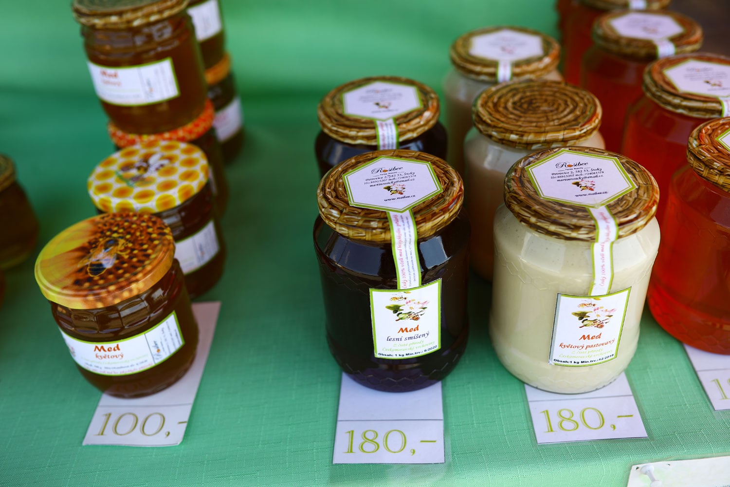 V nabídce nechybí různé druhy medu.