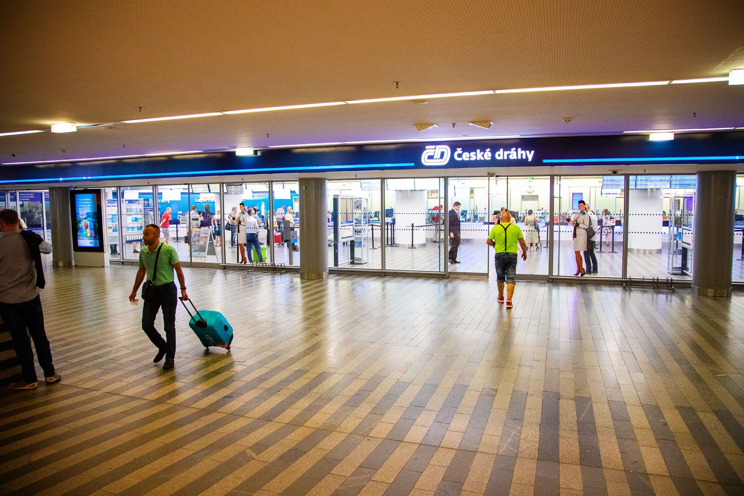 Vlakem na dovolenou: Jak to vypadá na hlavním nádraží v Praze?