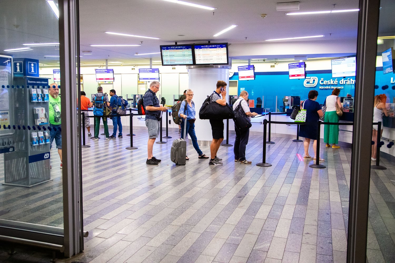 Vlakem na dovolenou: Jak to vypadá na hlavním nádraží v Praze?