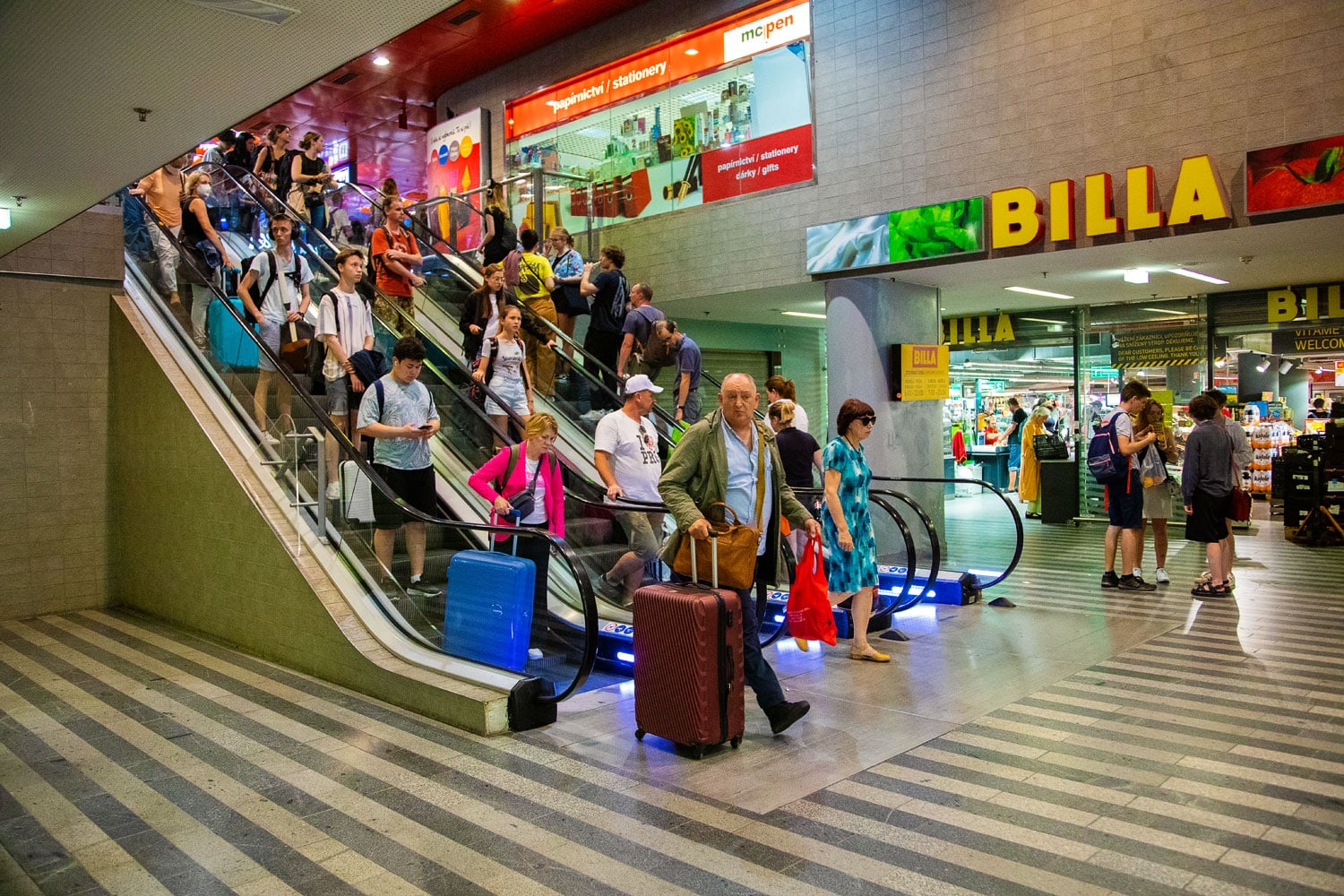 Vlakem na dovolenou: Jak to vypadá na hlavním nádraží v Praze?