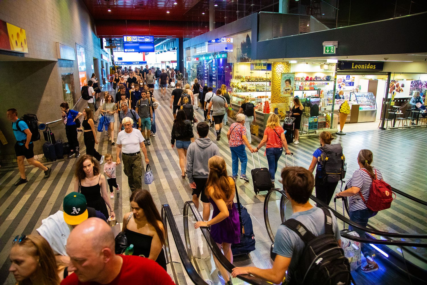 Vlakem na dovolenou: Jak to vypadá na hlavním nádraží v Praze?