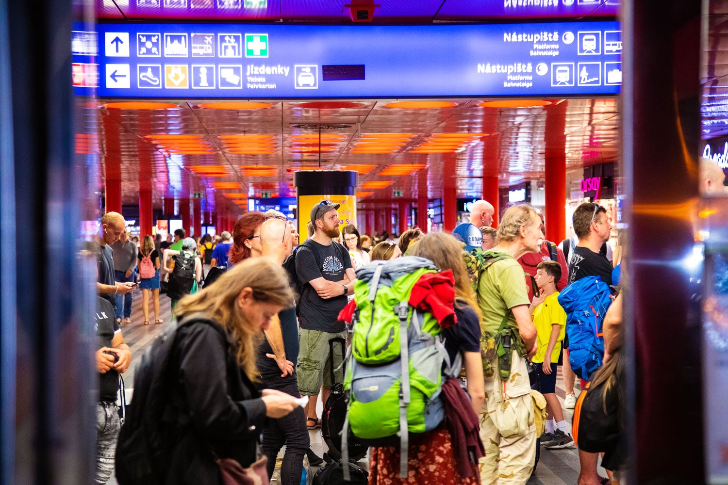 Vlakem na dovolenou: Jak to vypadá na hlavním nádraží v Praze?