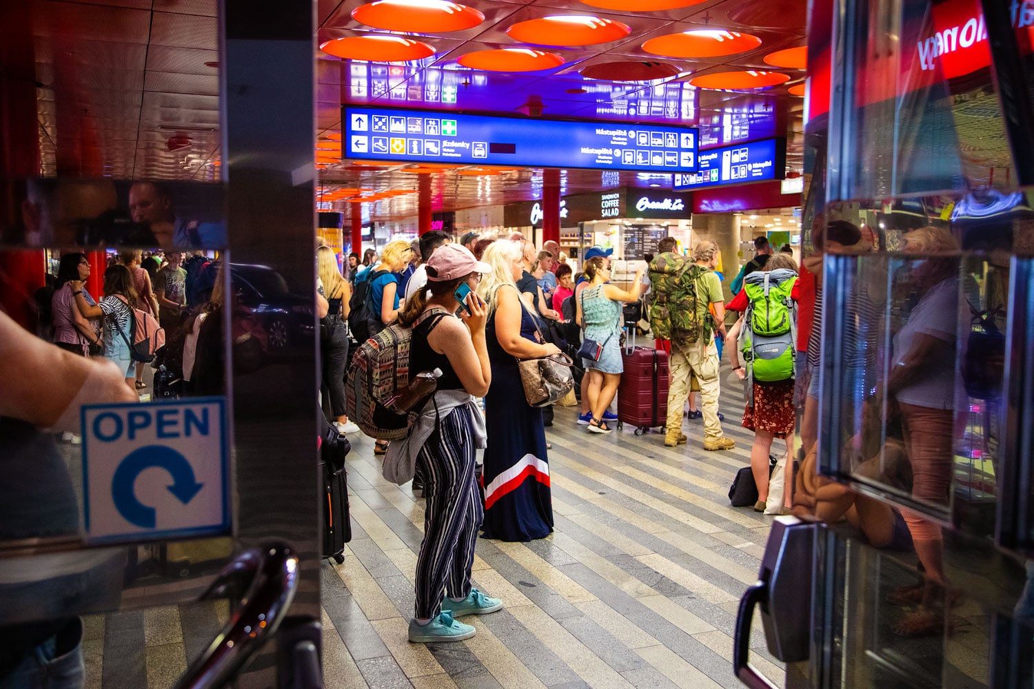 Vlakem na dovolenou: Jak to vypadá na hlavním nádraží v Praze?