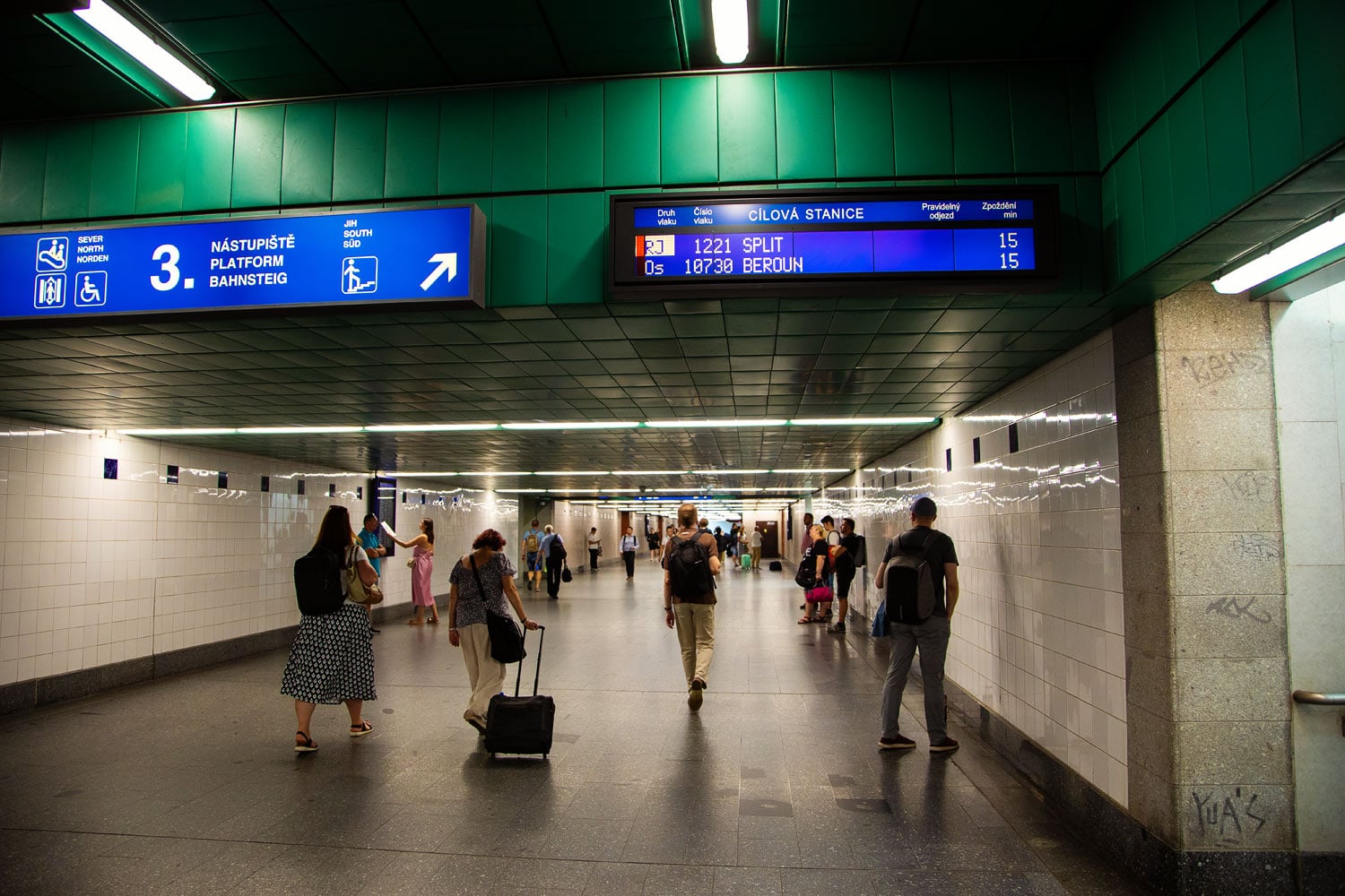 Vlakem na dovolenou: Jak to vypadá na hlavním nádraží v Praze?