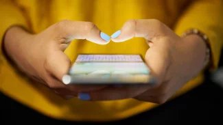 WhatsApp se mění. Přichází reklamy, propagace obsahu i měsíční předplatné