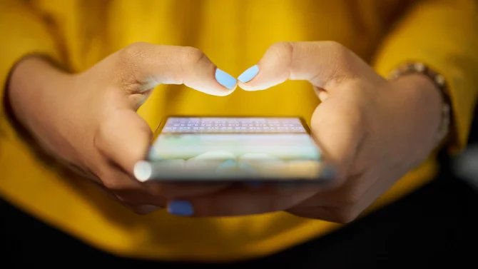 WhatsApp se mění. Přichází reklamy, propagace obsahu i měsíční předplatné