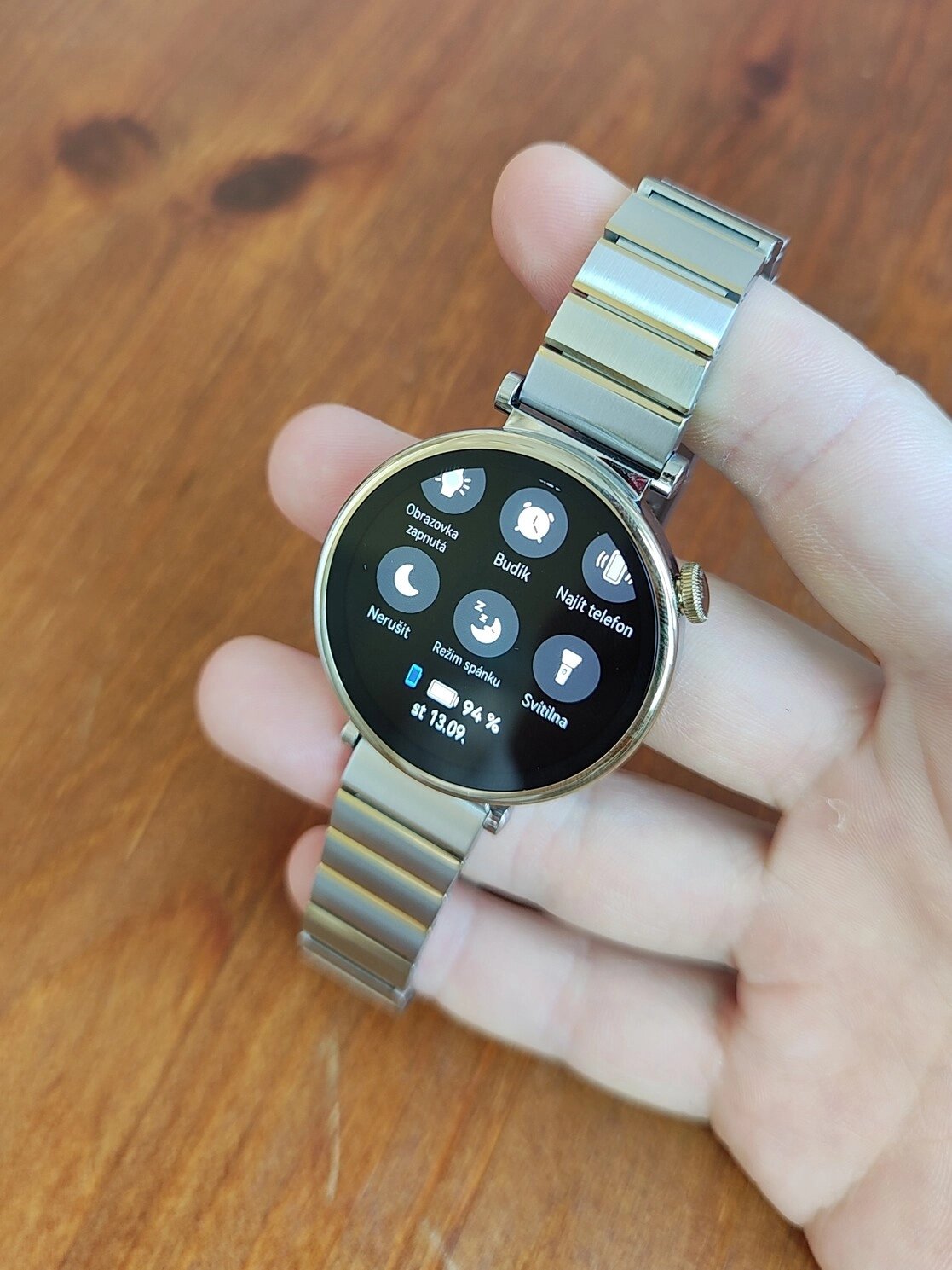 Potažením dolů rozbalíte ovládací centrum hodinek