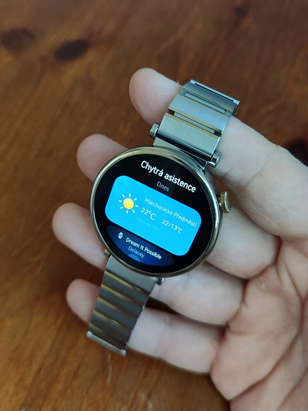 Táhnutím prstu doprava dojde k rozbalení chytré asistence